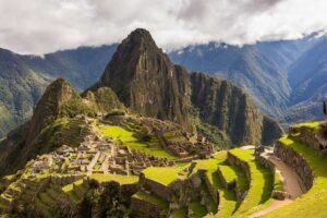 Vista panoramica de la maravilla del mundo Machu Picchu, la ciudadela inca ubicada en los Andes peruanos.