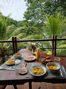 tarapoto-desayuno-frente-a-laguna-azul