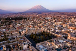 Ciudad de Arequipa con el volcán Misti al fondo, vista panorámica al atardecer