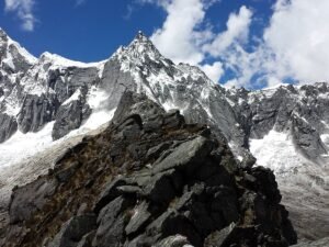 Nevado imponente en Huaraz, en la Cordillera Blanca, Perú