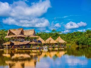Casas flotantes sobre el río Amazonas en Iquitos, rodeadas de vegetación amazónica