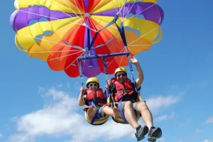 parasailing sobre las aguas de la Laguna Azul en Tarapoto.